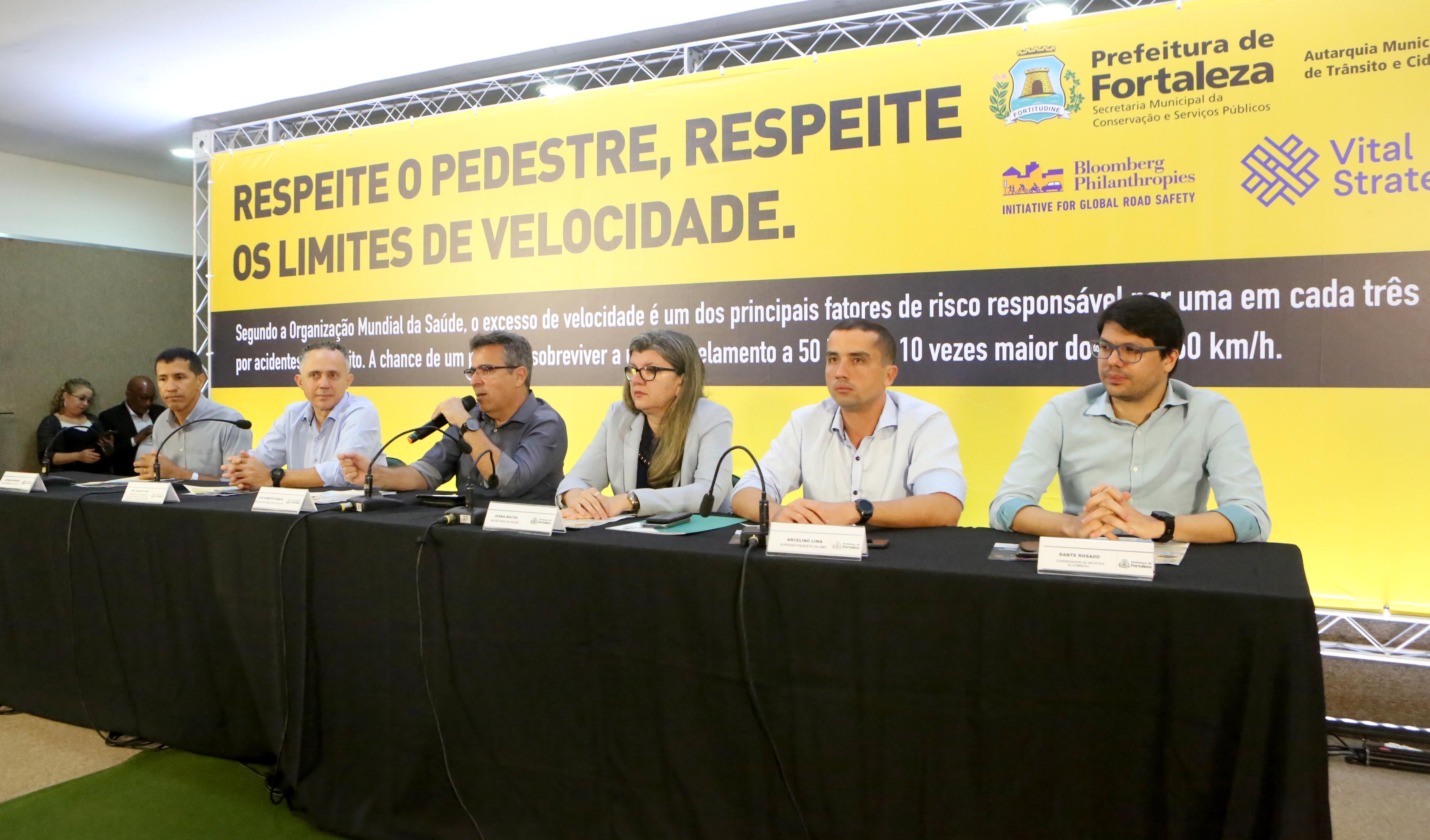 grupo de pessoas  numa mesa de auditório